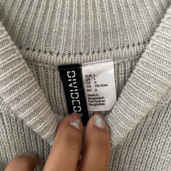 H&M Divided // Cold Shoulder Sweater - Picture 3 of 4